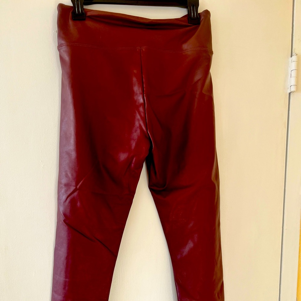 Stretch polyurethane pants. Burgundy. Leatherette look